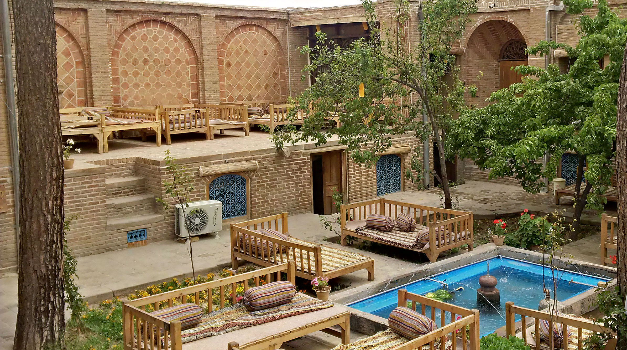 نیم نگاهی  به معماری و فضاهای خانه های مسکونی قدیمی ایرانی