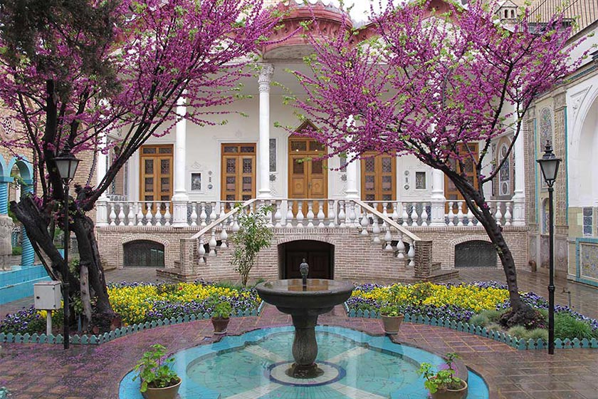 معماری حیاط های ایران در خانه هایی با معماری ایرانی