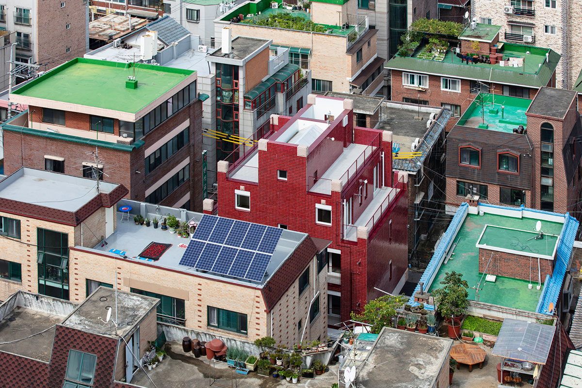 معماران Aoa از کاشی های مرمر قرمز برای پوشاندن این آپارتمان در محله کره جنوبی استفاده می کنند